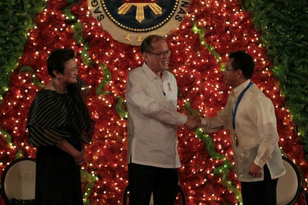 Roderick dela Cruz, an engineer with Southern California Edison and a University of Redlands alumnus is thanked by Philippine President Benigno Aquino III for his work in dam safety.