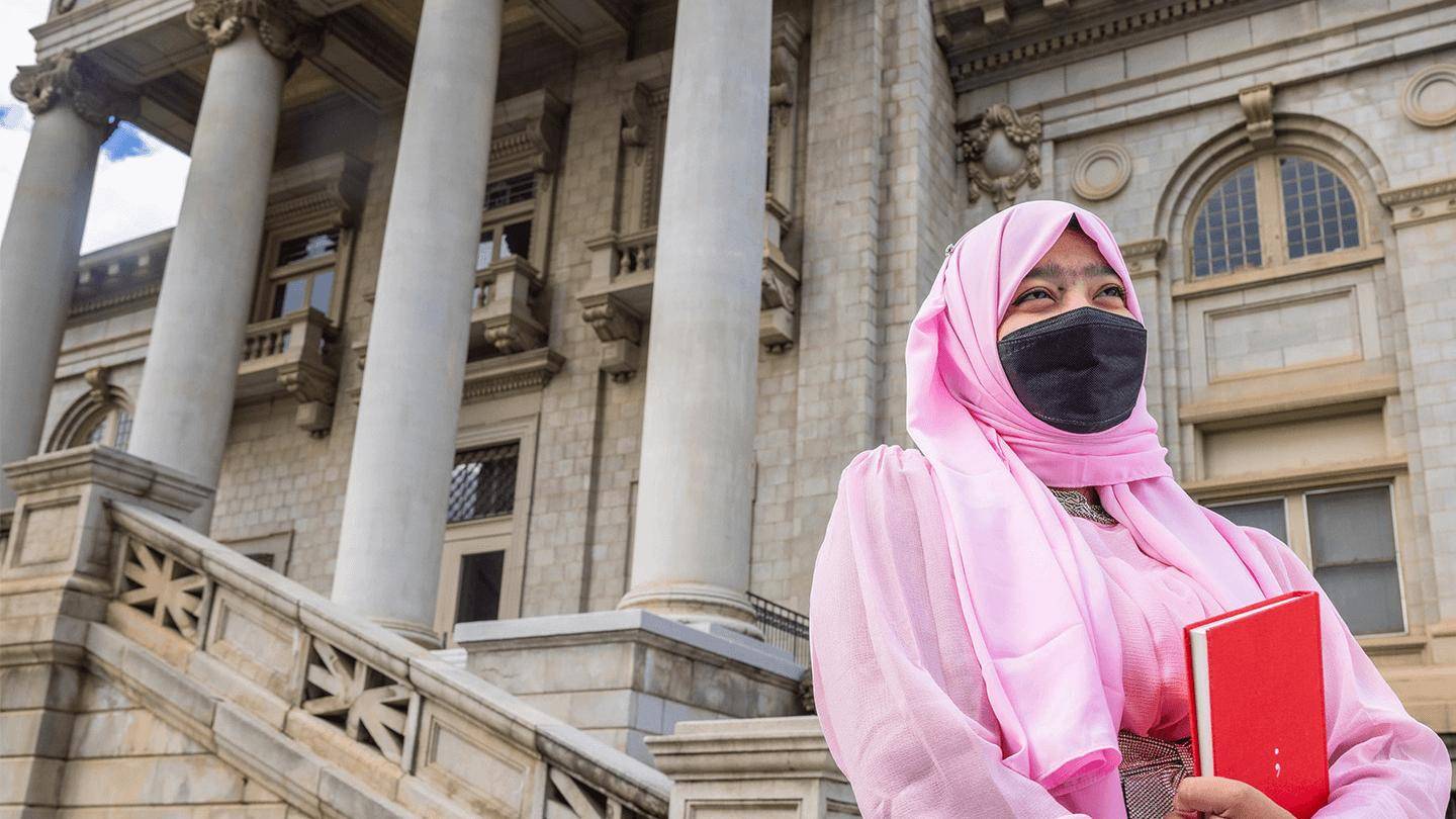 a person wearing a face mask