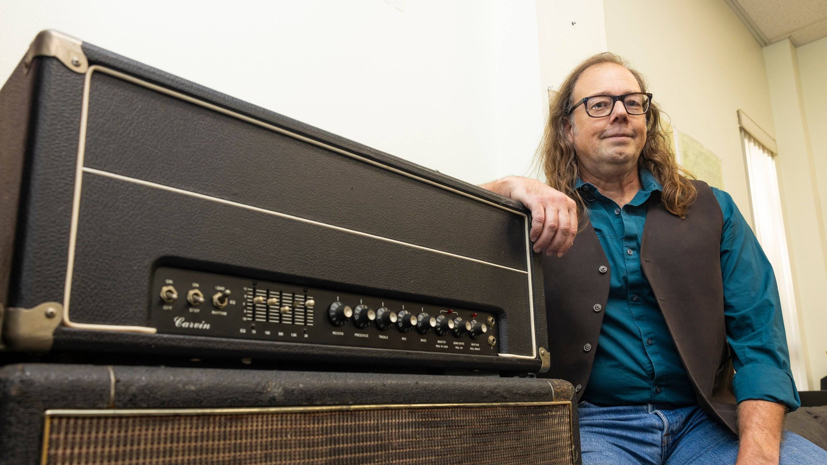 a person leaning on a amplifier