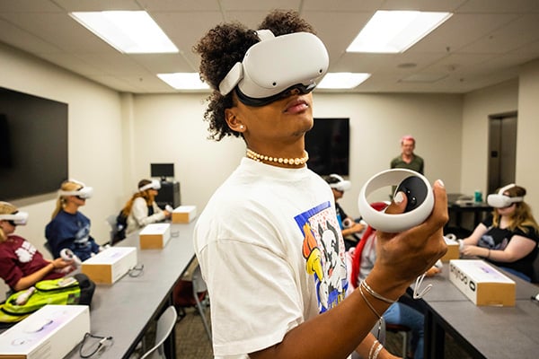 student-learning-virtual-reality