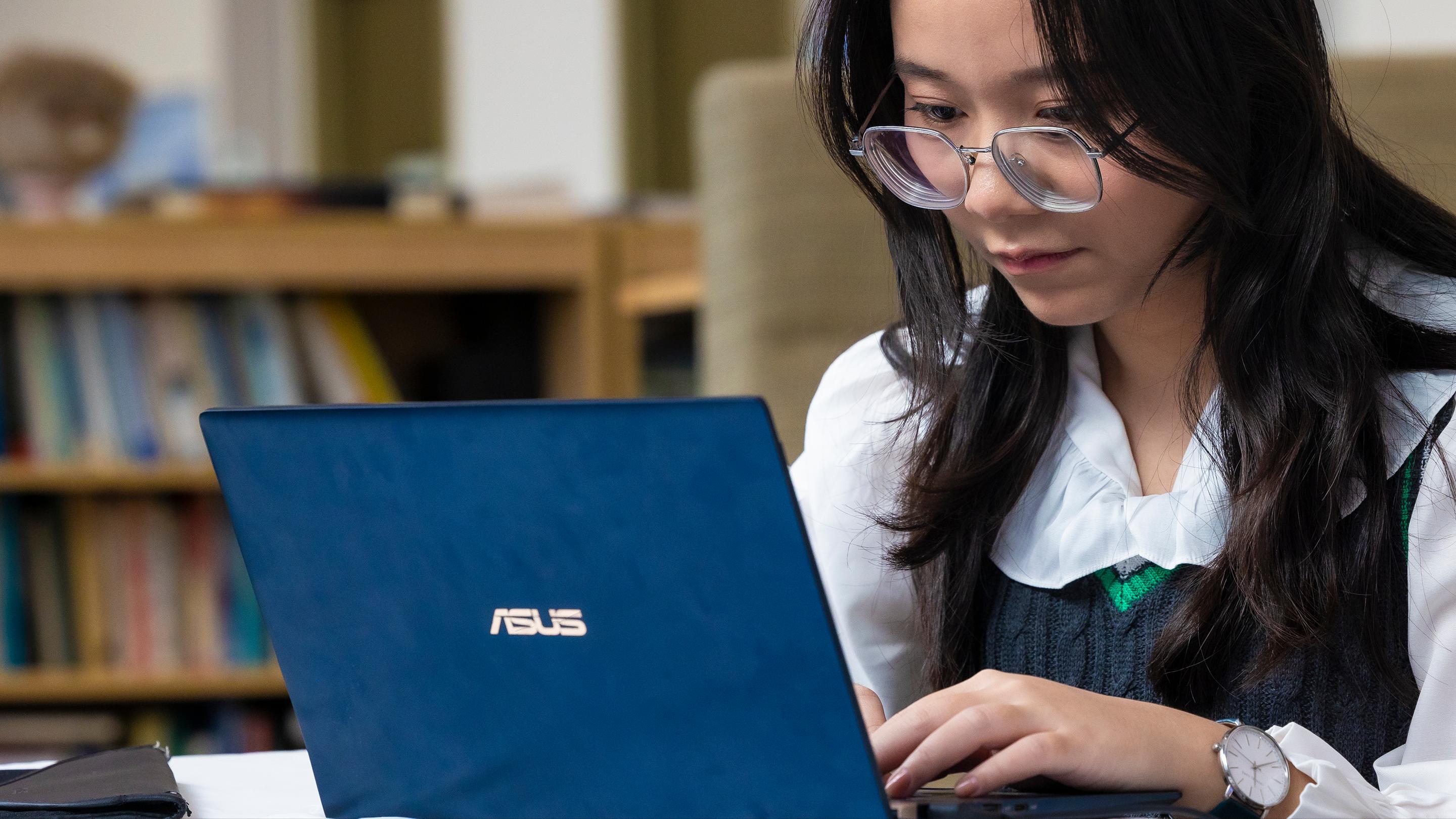 Media masthead - Student on laptop